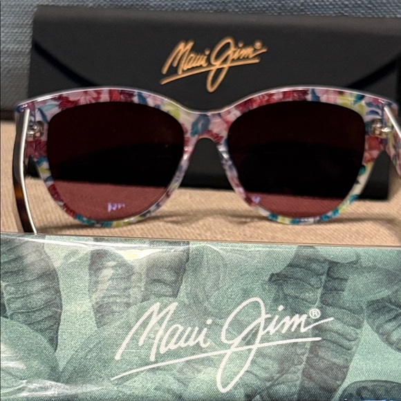 Maui Jim Tortoise Sunglasses with Floral Interior - Picture 6 of 11